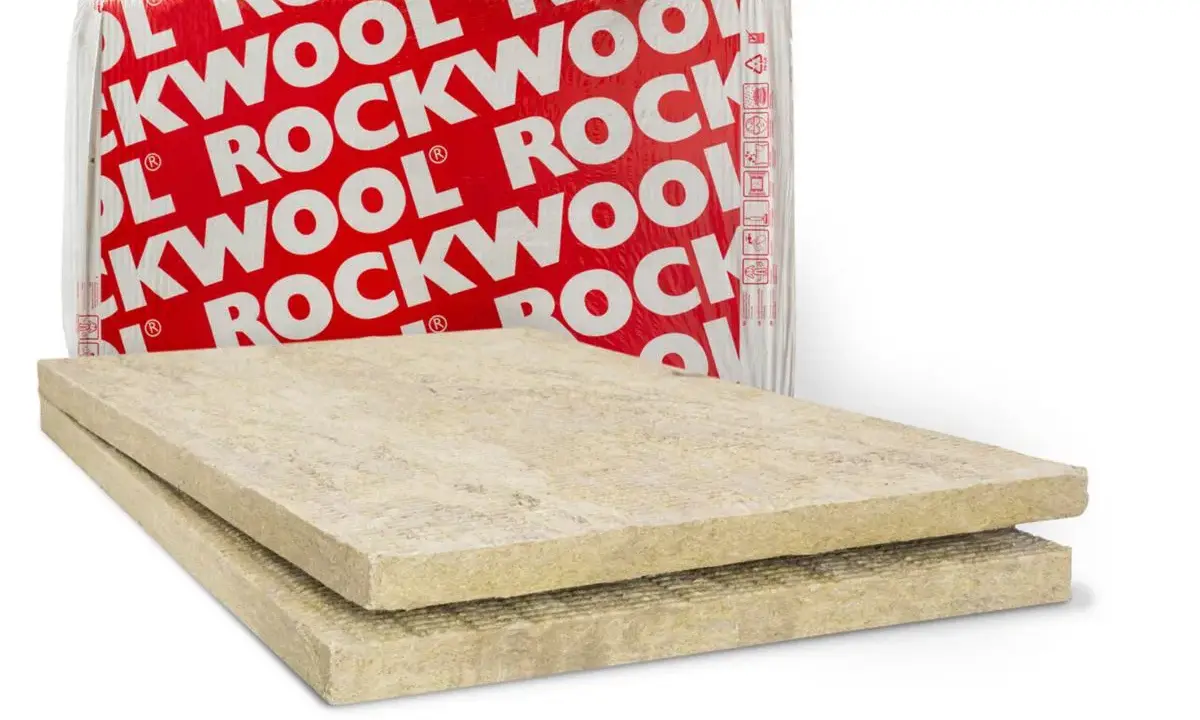 Två skivor mineralull från ROCKWOOL, kända för sin brandklass, ligger framför en förpackning med samma märke.