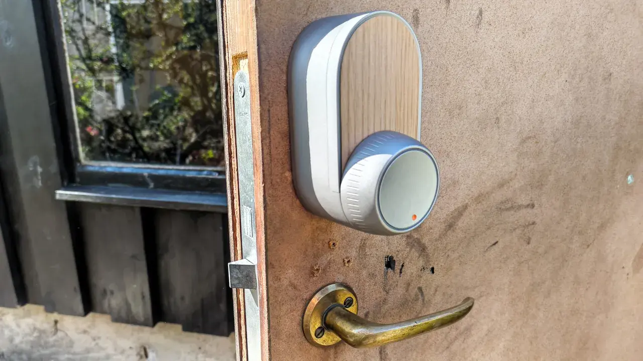 En modern Yale Doorman låser inte. Dörrhandtaget är av mässing, och enheten har en trädetalj.