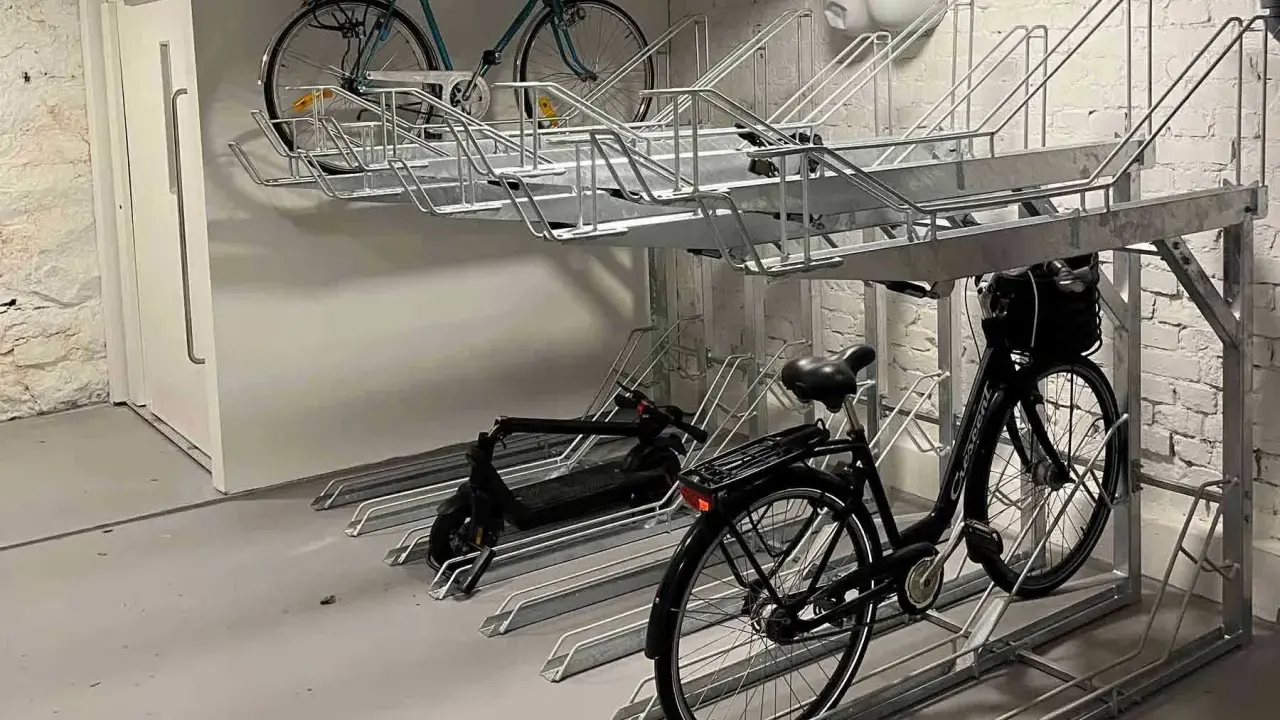 Här kan du ladda elcykeln på jobbet. Parkeringsställ för cyklar och elsparkcyklar i en lokal.