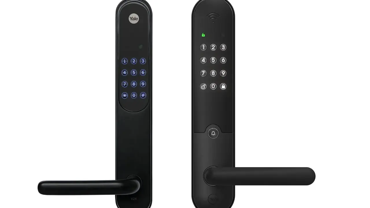 Jämförelse av Yale Doorman L3 och en klassisk modell. Två svarta digitala dörrlås med handtag och knappsats.