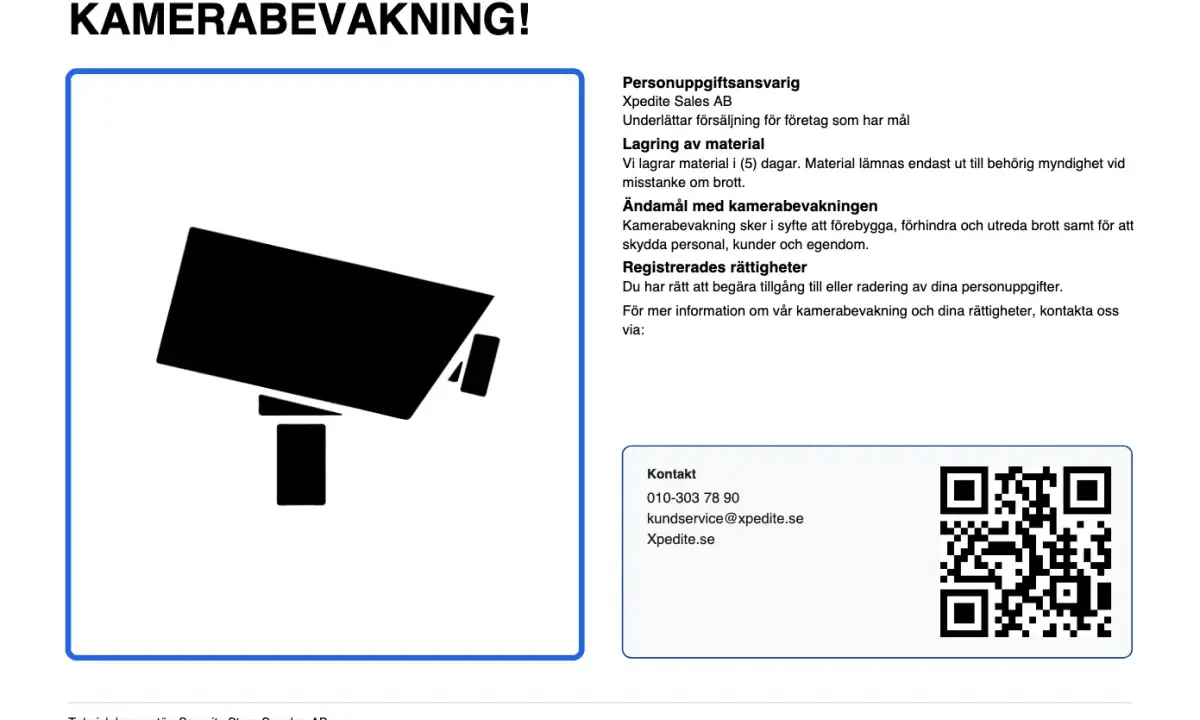 En skylt med texten "KAMERABEVAKNING!" och en ikon av en övervakningskamera. En verisure skylt som informerar om kamerabevakning.