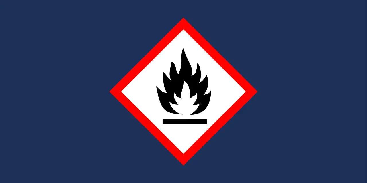 Varning för brandfarliga ämnen, som bensin. Symbolen visar en flamma över en linje, vilket indikerar låg flampunkt.