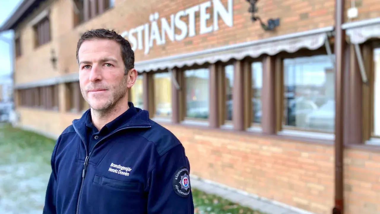 Brandingenjör Henrik Dovrén framför räddningstjänsten. Han är en av många personer i lokal brandskydd som arbetar för allas säkerhet.