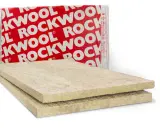 Två skivor mineralull från ROCKWOOL, kända för sin brandklass, ligger framför en förpackning med samma märke.
