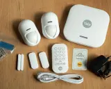 Ett Yale hemlarm med rörelsedetektorer, dörrsensorer, fjärrkontroll och basstation. Perfekt för att få sms larm vid inbrott.