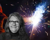 Kvinna med glasögon ler framför en bakgrund av gnistor från heta arbeten. En svetsare i skyddskläder syns till vänster.
