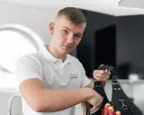 En ung elektriker från Svenska Eljouren tar fram verktyg ur sin väska för en snabb elinstallation.