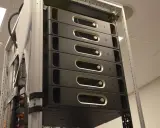 En rackmonterad enhet med flera svarta moduler, troligen en del av ett talat utrymningslarm-system.