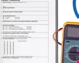 Protokoll för elbesiktning med multimeter och blå kabel. En besiktningsman el använder dessa verktyg för att säkerställa elsäkerhet.