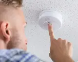 Man testar brandvarnare i sin bostadsrätt för att säkerställa trygghet.