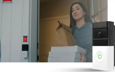 Säkerhetskameran vid dörren fångar en person med matleverans. En klisterlapp från Sector Alarm indikerar att hemmet är skyddat mot bedragare.