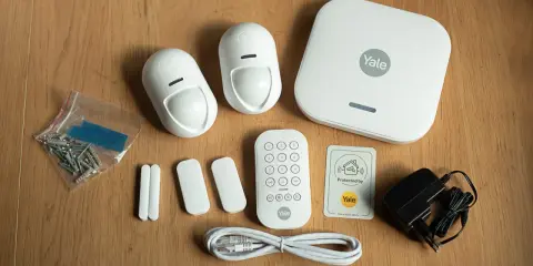 Ett Yale hemlarm med rörelsedetektorer, dörrsensorer, fjärrkontroll och basstation. Perfekt för att få sms larm vid inbrott.