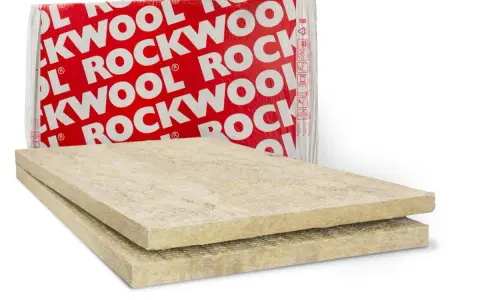Två skivor mineralull från ROCKWOOL, kända för sin brandklass, ligger framför en förpackning med samma märke.