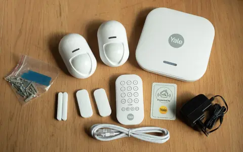Ett Yale hemlarm med rörelsedetektorer, dörrsensorer, fjärrkontroll och basstation. Perfekt för att få sms larm vid inbrott.