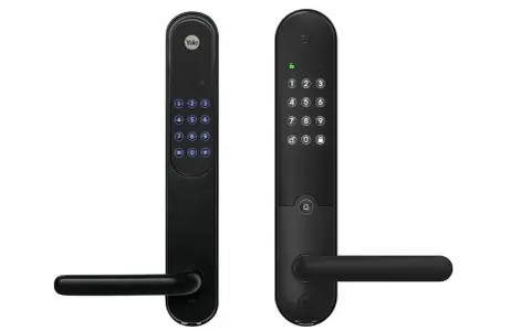 Jämförelse av Yale Doorman L3 och en klassisk modell. Två svarta digitala dörrlås med handtag och knappsats.