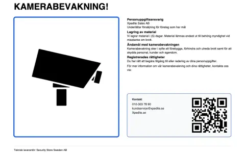 En skylt med texten "KAMERABEVAKNING!" och en ikon av en övervakningskamera. En verisure skylt som informerar om kamerabevakning.