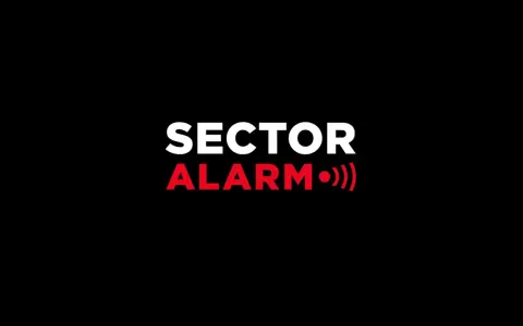SECTOR ALARM brandvarnare piper. Texten "SECTOR ALARM" i vitt och rött med ljudvågor.