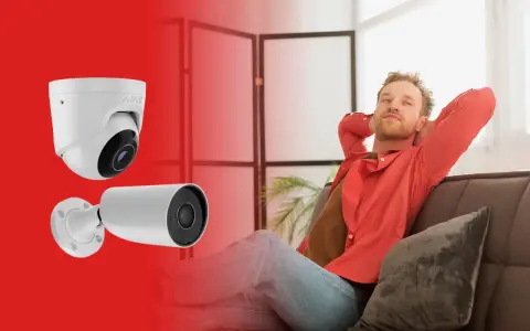 En man kopplar av i soffan medan Ajax-kameror ger trygghet. Safeland Verisure för en säker vardag.