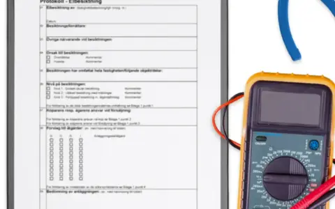 Protokoll för elbesiktning med multimeter och blå kabel. En besiktningsman el använder dessa verktyg för att säkerställa elsäkerhet.