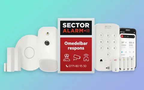 Säkerhetssystem från Sector Alarm med varningslampa, larmpanel, sensorer och mobilapp. Omedelbar respons vid larm.