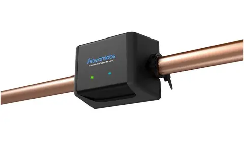 Streamlabs smartwater monitor fäst på ett kopparrör. En smart lösning för smartwater sverige.