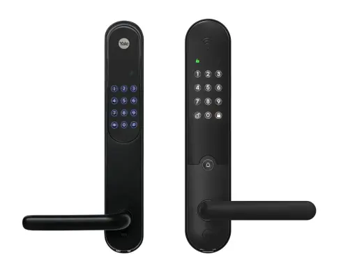 Jämförelse av Yale Doorman L3 och en klassisk modell. Två svarta digitala dörrlås med handtag och knappsats.
