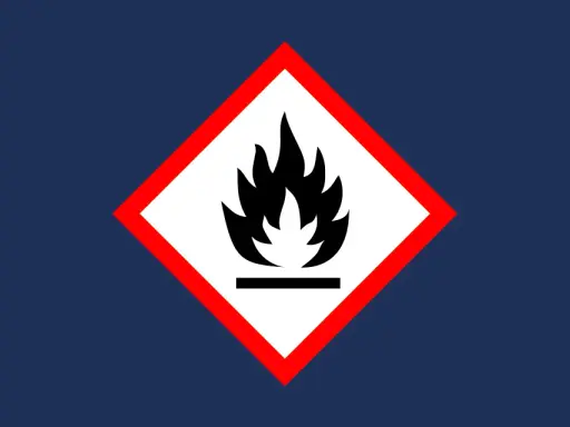 Varning för brandfarliga ämnen, som bensin. Symbolen visar en flamma över en linje, vilket indikerar låg flampunkt.