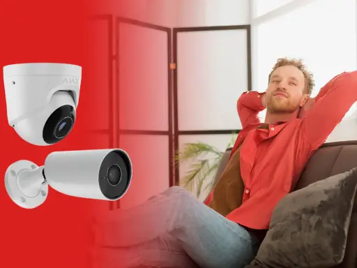 En man kopplar av i soffan medan Ajax-kameror ger trygghet. Safeland Verisure för en säker vardag.