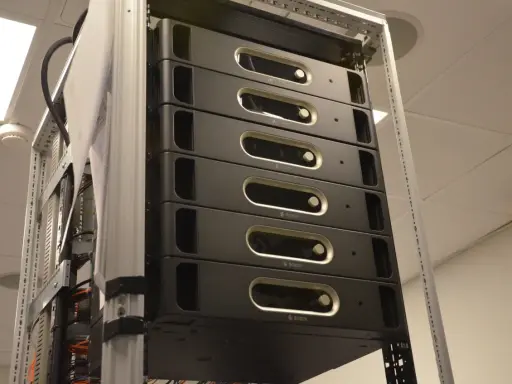 En rackmonterad enhet med flera svarta moduler, troligen en del av ett talat utrymningslarm-system.