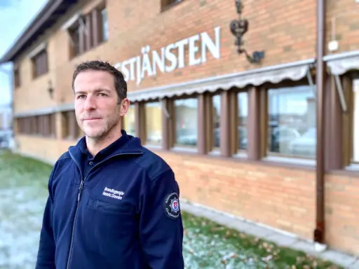 Brandingenjör Henrik Dovrén framför räddningstjänsten. Han är en av många personer i lokal brandskydd som arbetar för allas säkerhet.