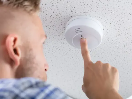 Man testar brandvarnare i sin bostadsrätt för att säkerställa trygghet.
