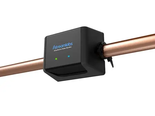 Streamlabs smartwater monitor fäst på ett kopparrör. En smart lösning för smartwater sverige.