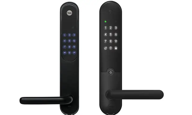 Jämförelse av Yale Doorman L3 och en klassisk modell. Två svarta digitala dörrlås med handtag och knappsats.