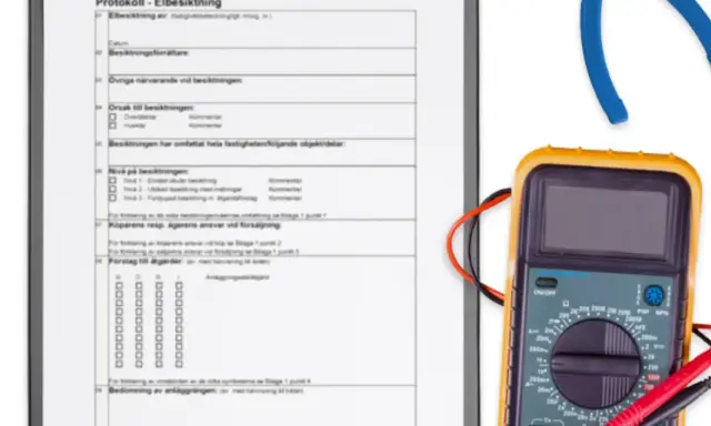 Protokoll för elbesiktning med multimeter och blå kabel. En besiktningsman el använder dessa verktyg för att säkerställa elsäkerhet.