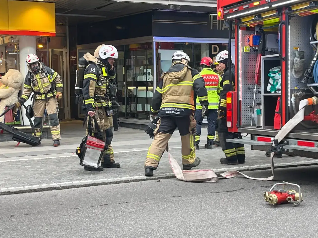 Brandmän vid en brandbil, redo att släcka. En brand kan leda till hårt mordbrand straff.