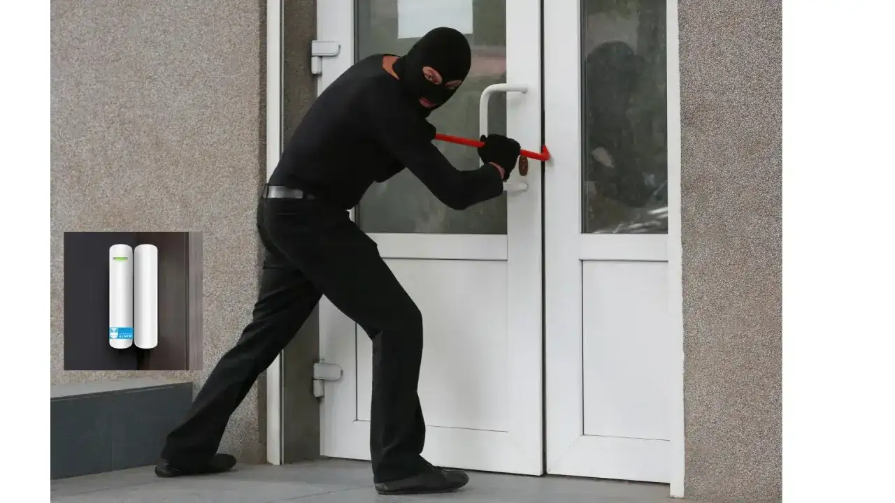 En person med maskering försöker bryta sig in genom en dörr med ett kofot. En säkerhetssensor syns i ett hörn, som kan förhindra inbrott hemma.