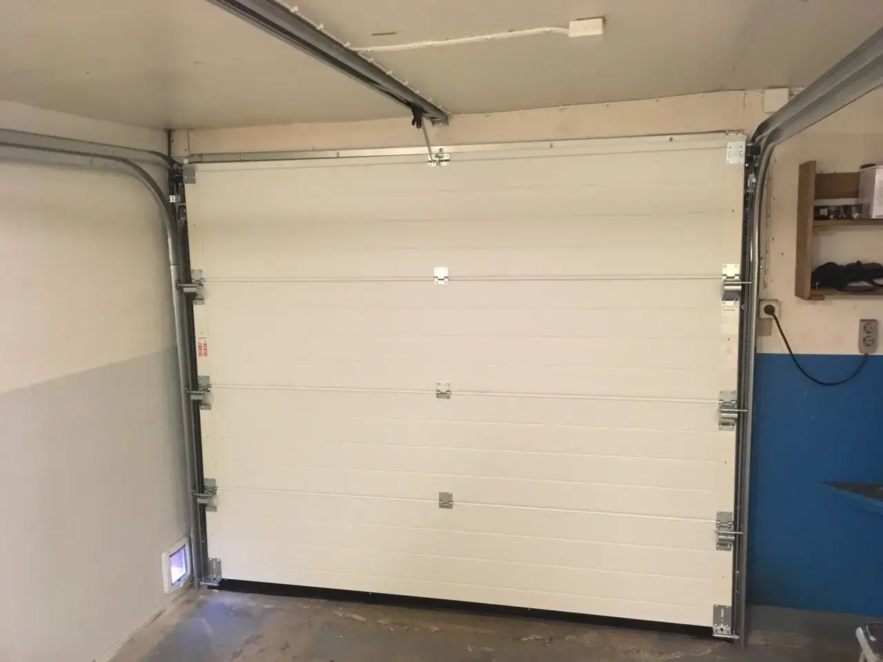 Monterad verisure magnetkontakt p&aring; garageporten.