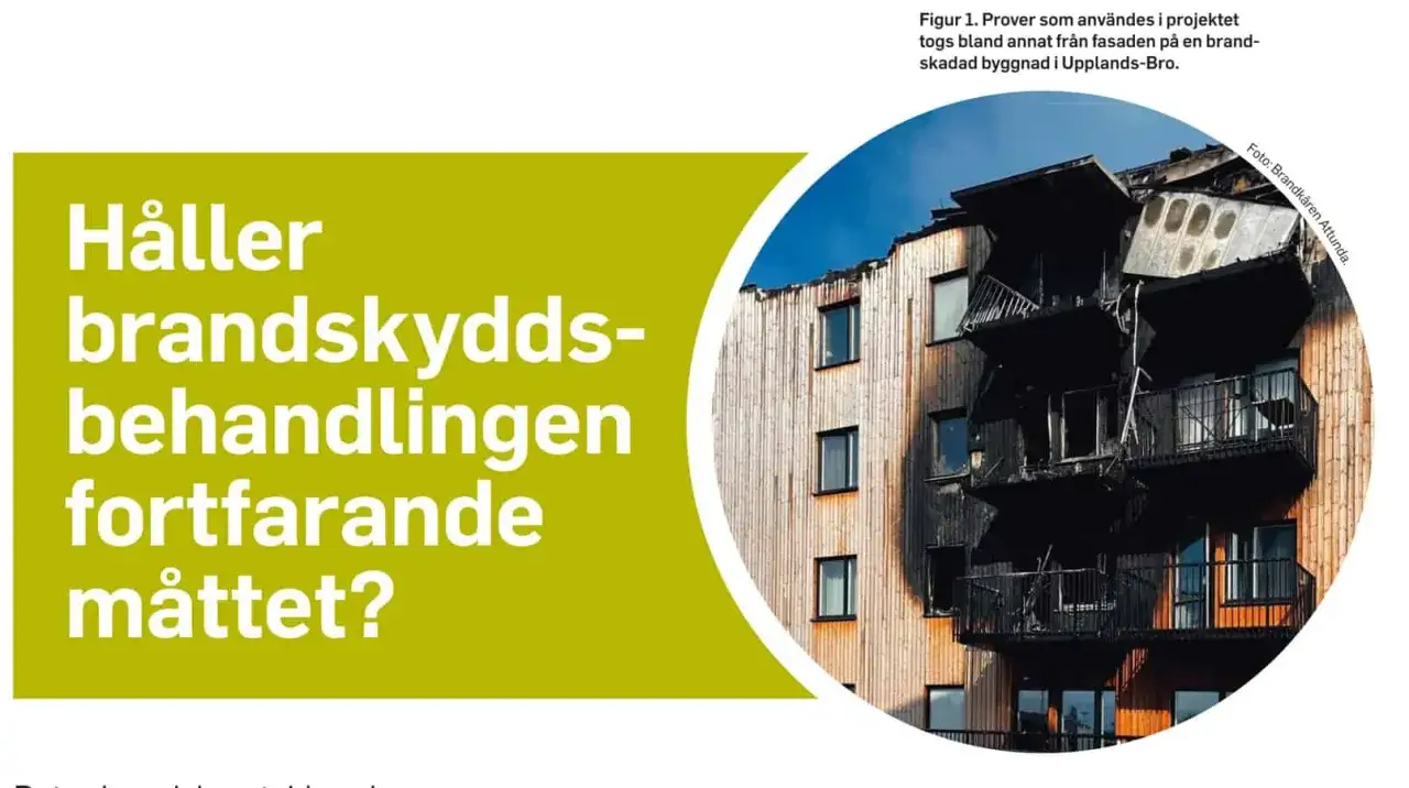 En brandskadad byggnad med tr&auml;fasad. Texten fr&aring;gar om brandskyddsbehandlingen fortfarande h&aring;ller m&aring;ttet, vilket &auml;r relevant f&ouml;r brandskydd regelverk.