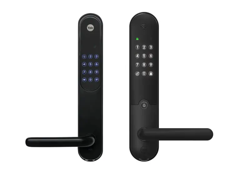 Jämförelse av Yale Doorman L3 och en klassisk modell. Två svarta digitala dörrlås med handtag och knappsats.